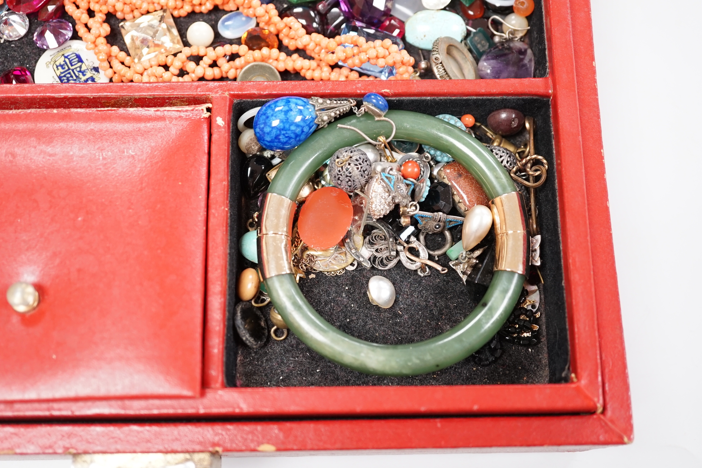 A box of assorted jewellery including loose stones, coral necklace, 9ct gold ring, a turquoise and seed pearl set yellow metal pendant, watch keys, cufflinks, costume jewellery etc.